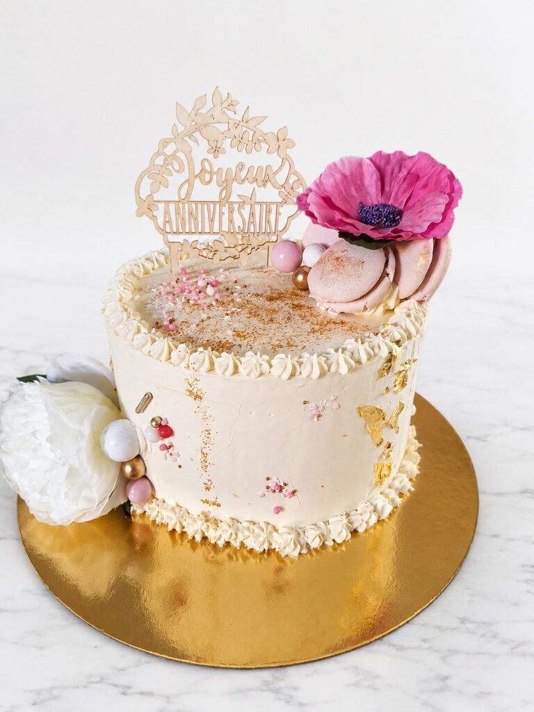 Gâteau d’anniversaire blanc, rose et doré