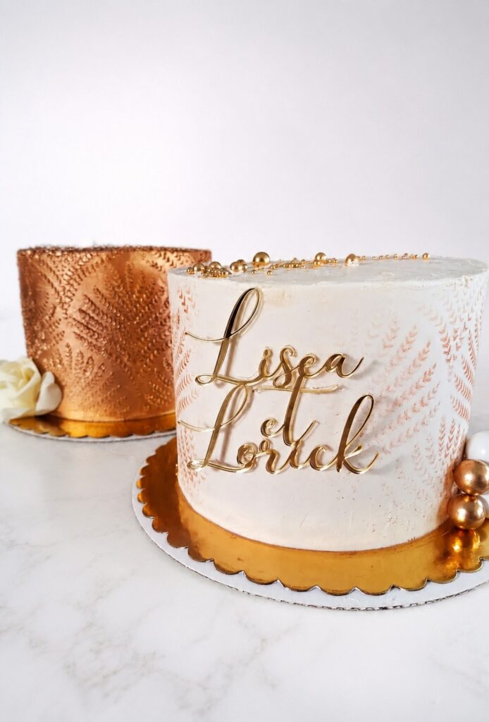 Duo de cake designs blanc et cuivre personnalisés Liséa et Lorick, vue rapprochée