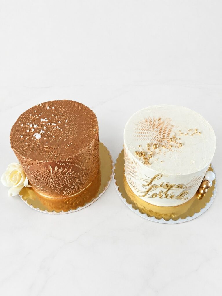 Duo de cake designs blanc et cuivre personnalisés Liséa et Lorick, vue d’ensemble