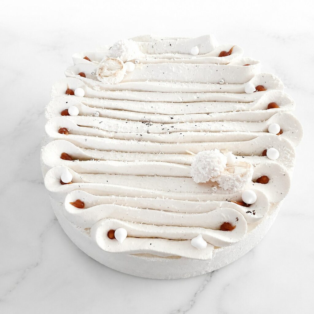 Entremets blanc à la noix de coco vu du dessus
