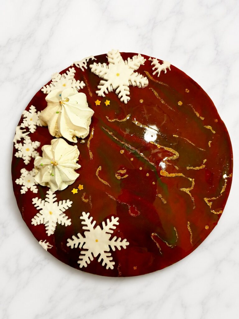 Entremets rouge au glaçage miroir décoré de flocons