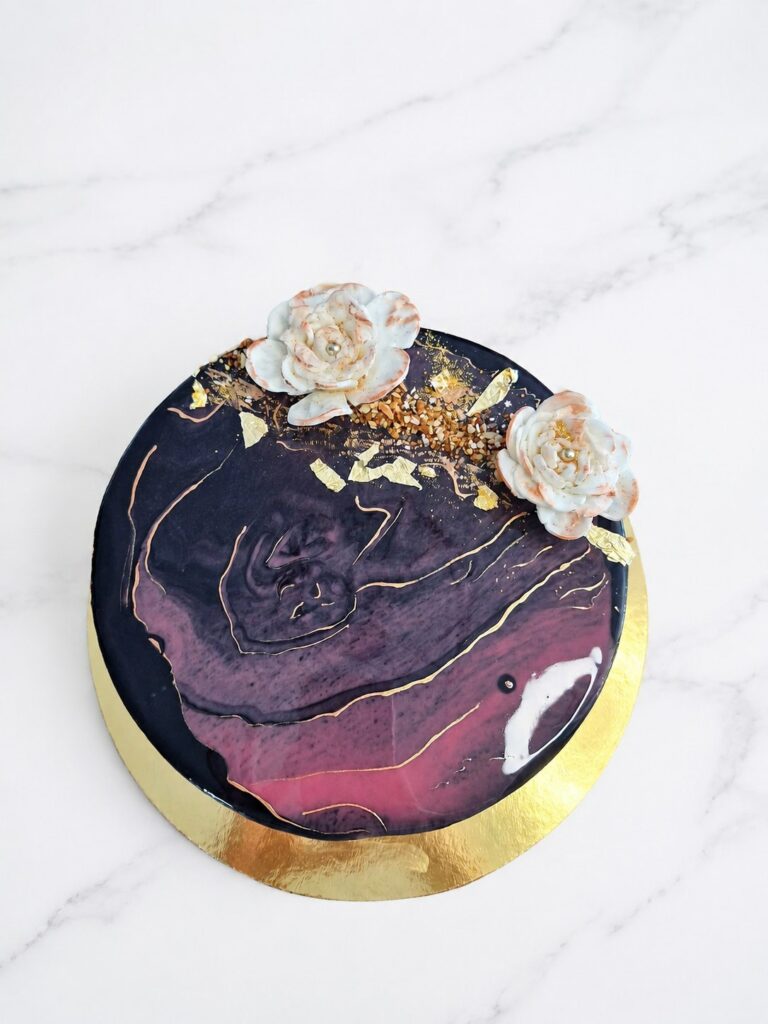 Entremets violet au glaçage miroir et touches dorées