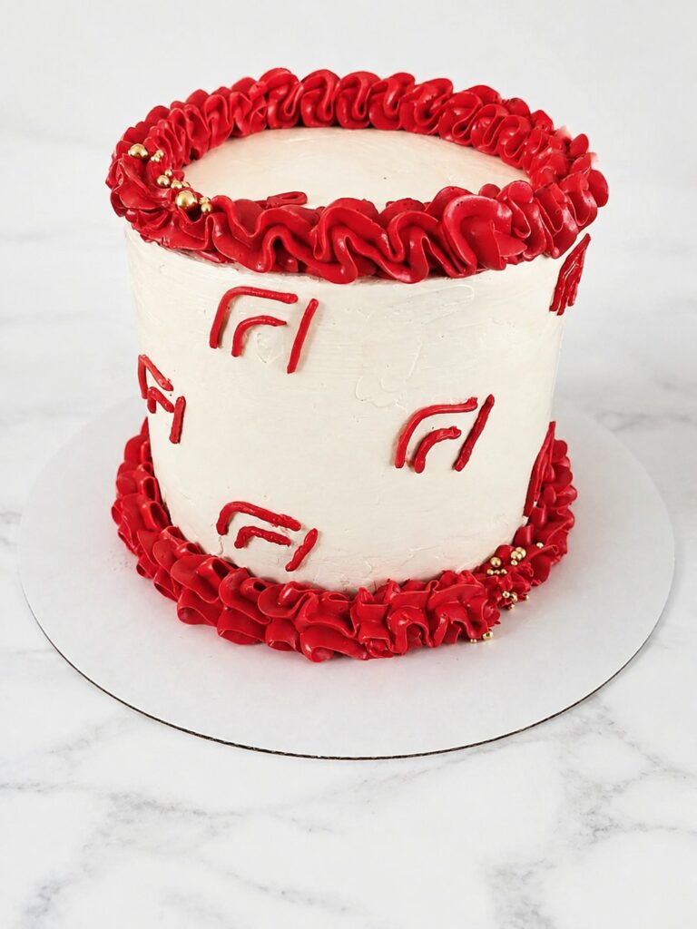 Cake design blanc et rouge inspiré de la course automobile