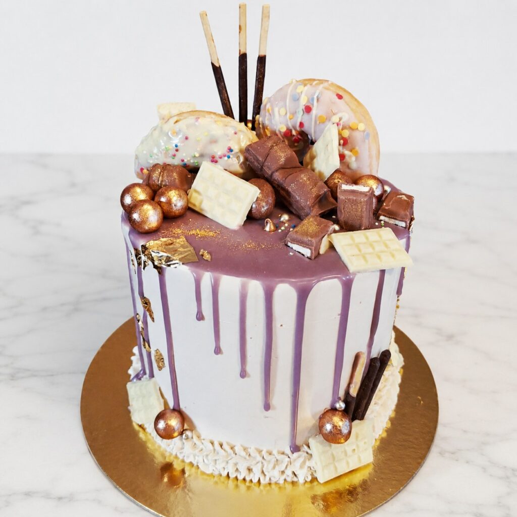 Drip cake gourmand au chocolat et aux confiseries