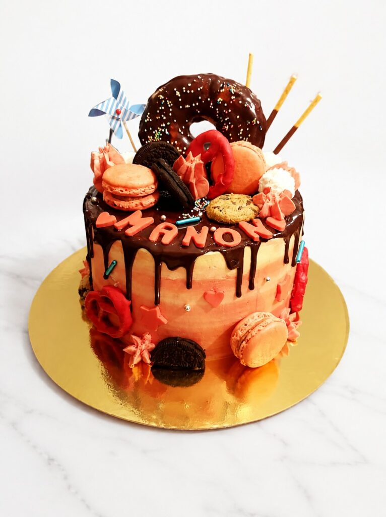 Drip cake personnalisé Manon aux macarons et chocolat