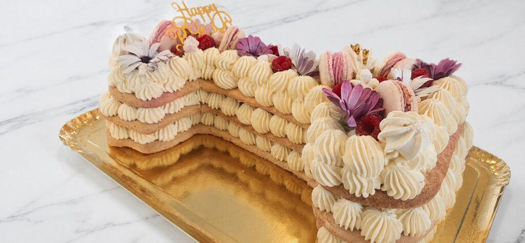 Number cake d’anniversaire floral aux tons rose et crème