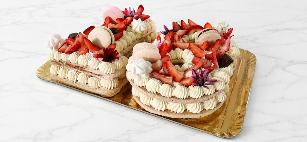 Number cake aux fraises, macarons et fleurs