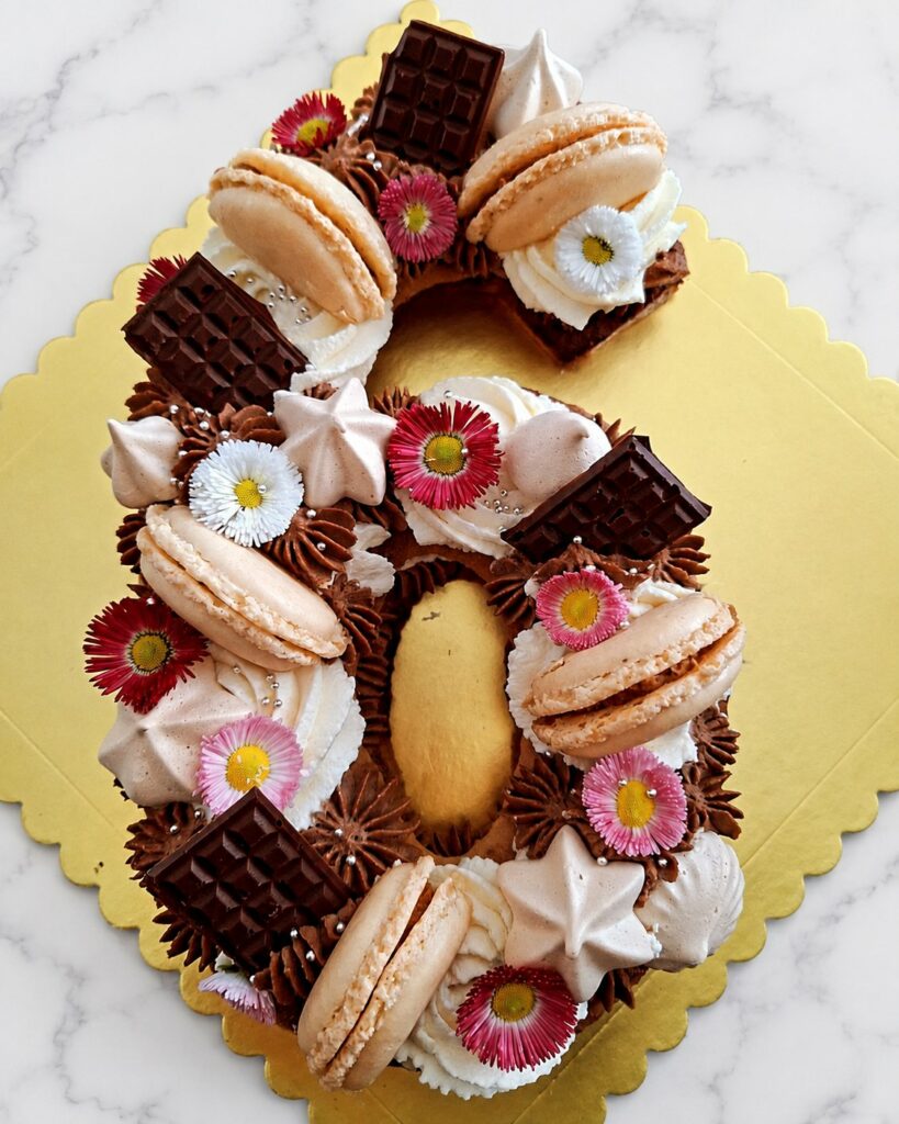Number cake huit chocolat, macarons et fleurs