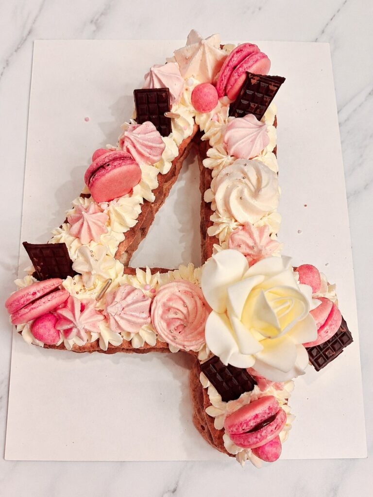Number cake quatre rose aux macarons et chocolat