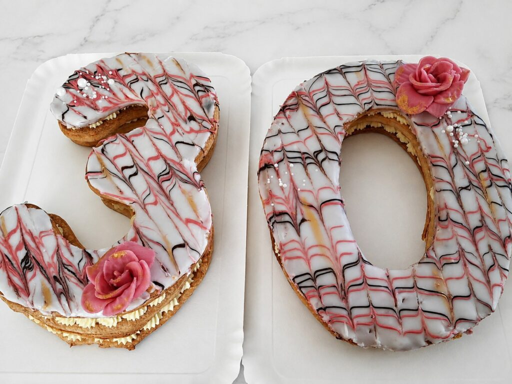 Number cake trente au glaçage marbré rose