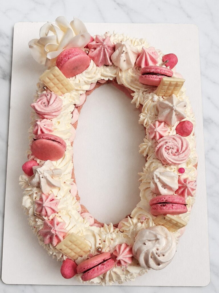 Number cake zéro rose aux macarons et meringues