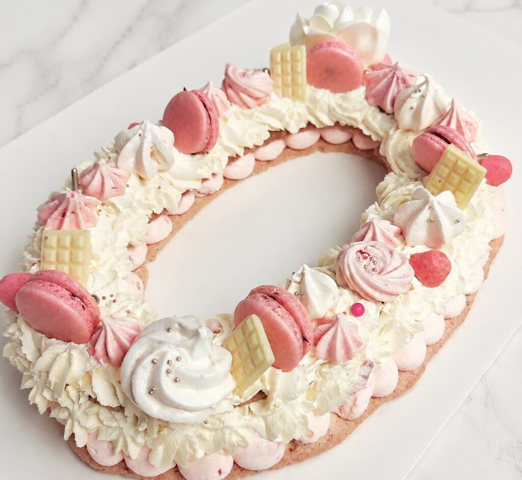 Détail d’un number cake zéro rose et blanc