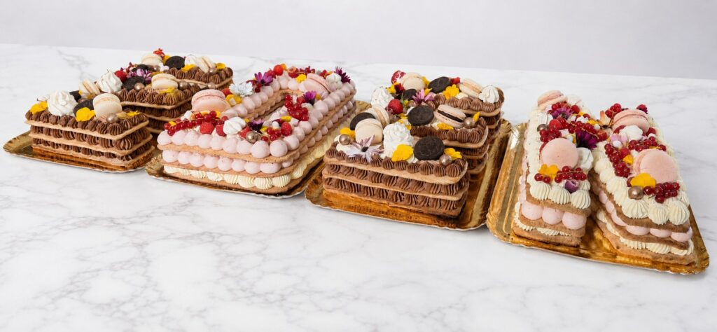 Assortiment panoramique de number cakes personnalisés