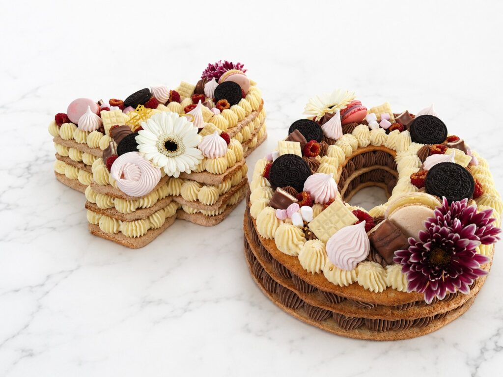 Number cakes vingt-et-un aux décors chocolatés et fruités