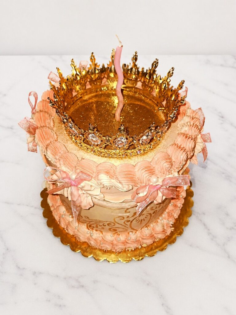 Vue rapprochée du gâteau rose avec couronne dorée