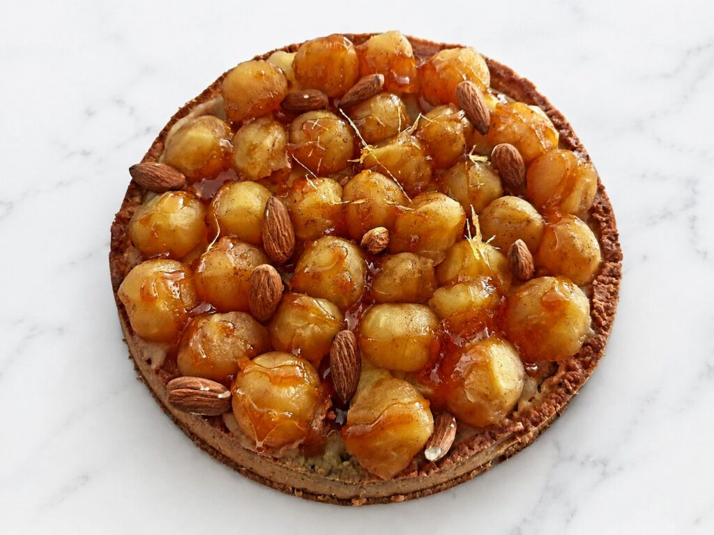 Tarte banane, caramel et amande