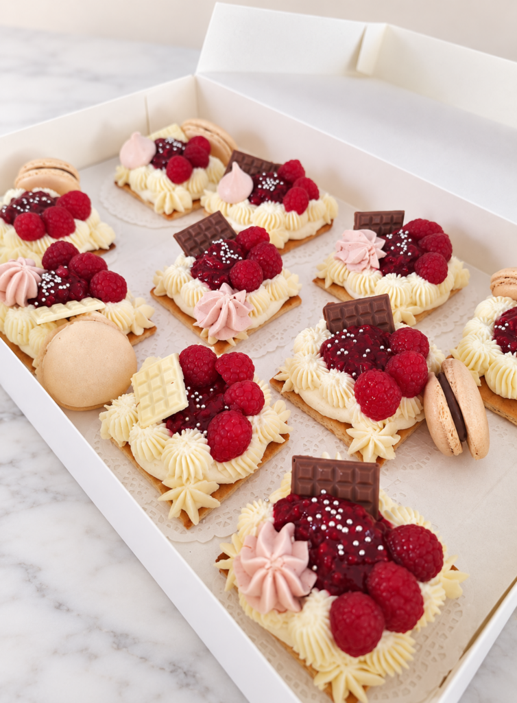 Petites tartes aux framboises, chocolat et crème vanillée