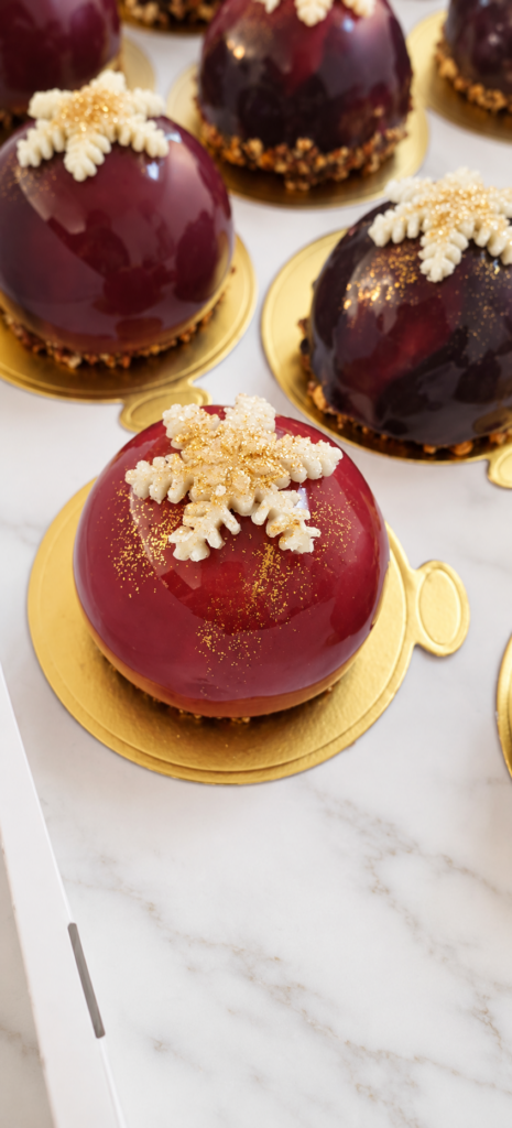 Petits entremets brillants aux décors de flocons