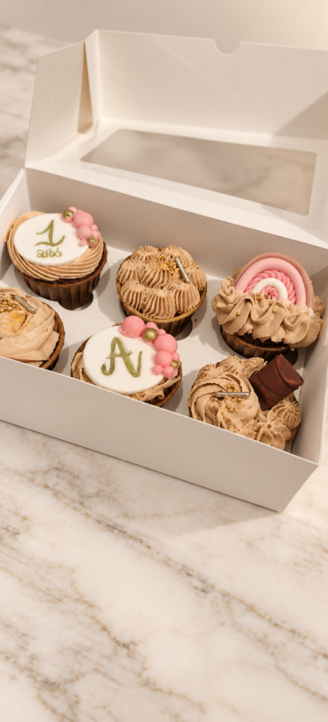 Assortiment de cupcakes roses, caramel et chocolat pour un anniversaire